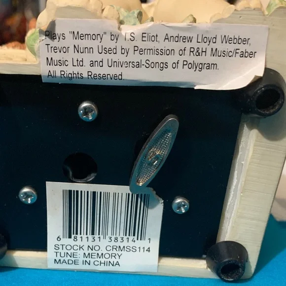 Cherub Angel Figurine & Cat/Bird music box plays tune “Memory “. - Picture 10 of 10